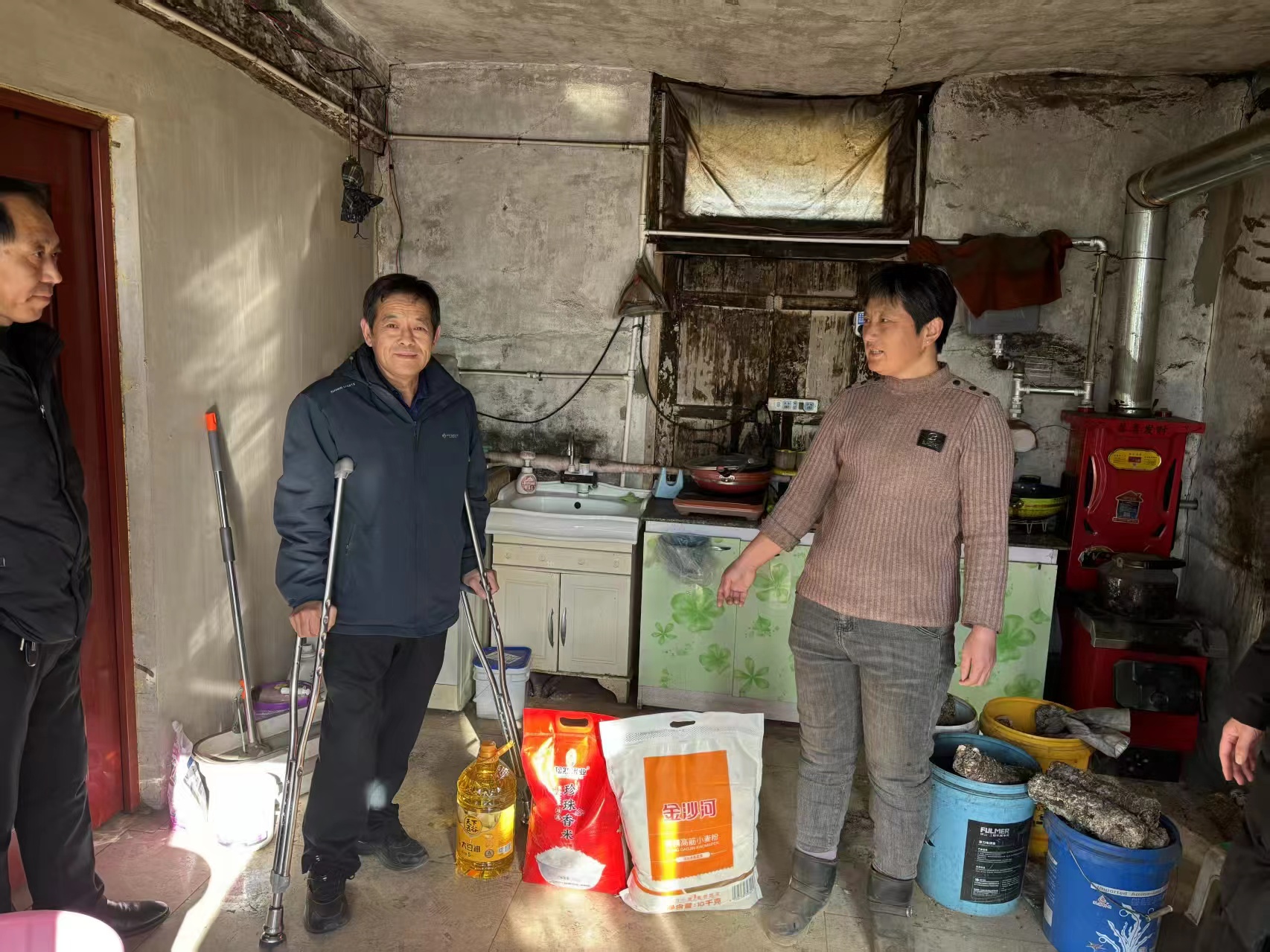 圖為白希華（左一）走訪慰問困難殘疾人