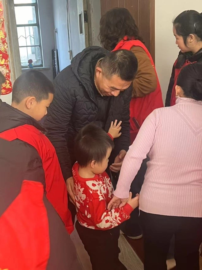 圖為魏國升志愿者團隊入戶看望一戶多殘家庭