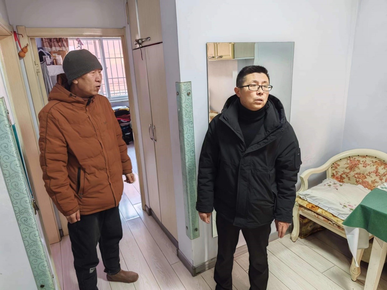 圖為雙塔區(qū)殘聯(lián)理事長軒曉光入戶走訪困難重度殘疾人