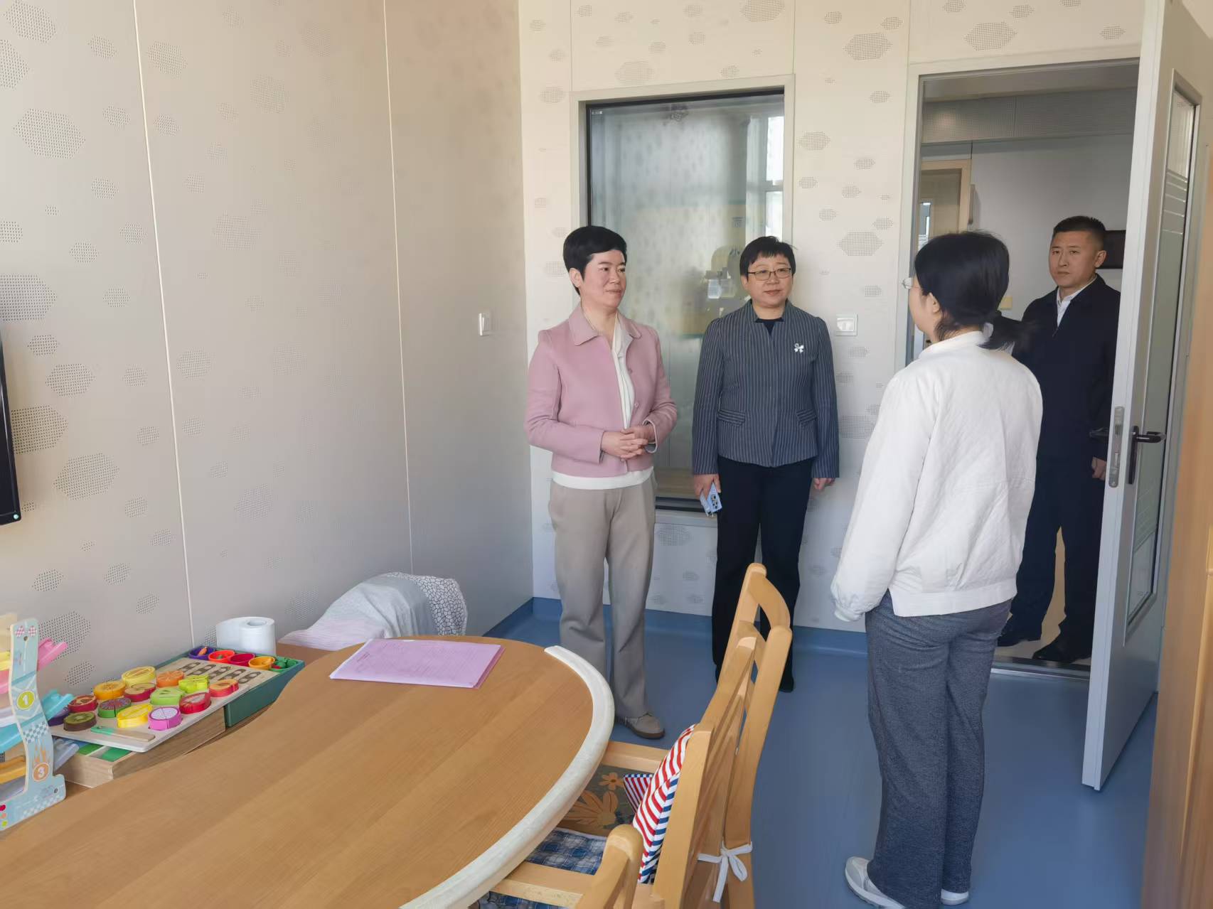 圖為高梁一行在中國(guó)聽力語(yǔ)言康復(fù)研究中心學(xué)習(xí)考察