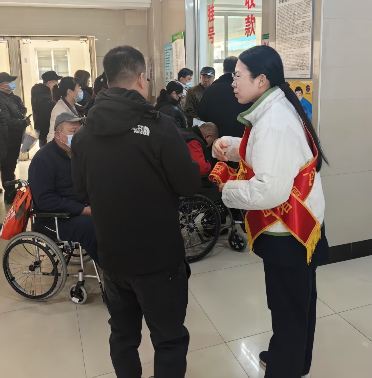 圖為青年干部助殘志愿服務(wù)活動(dòng)現(xiàn)場