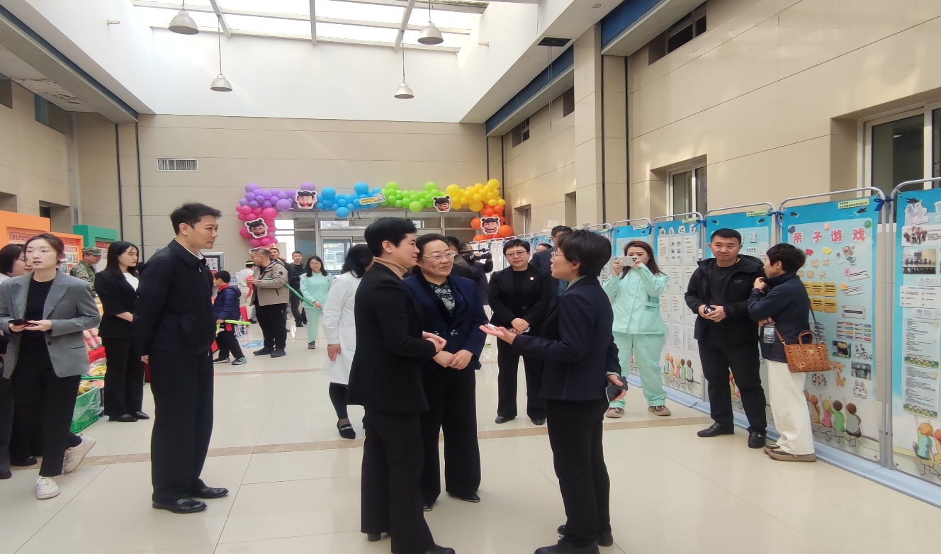圖為省殘聯(lián)黨組書記、理事長高梁與省廳委相關(guān)單位負(fù)責(zé)同志交流我省殘疾人工作現(xiàn)場