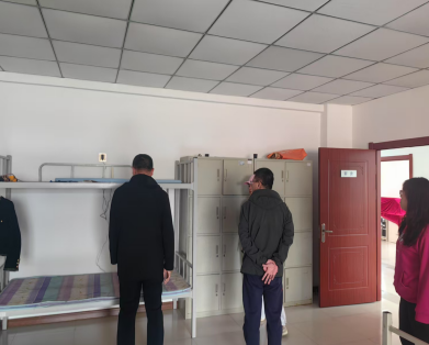  圖為專項檢查組進(jìn)行檢查現(xiàn)場