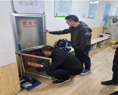 圖為專項檢查組檢查消防設(shè)備現(xiàn)場